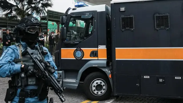 一辆据信接载了媒体大亨黎智英的中国香港特区惩教署囚车离开西九龙法院大楼（18/12/2023）