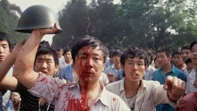 Một sinh viên bị thương trong cuộc đụng độ giữ lực lượng Quân đội Nhân dân Trung Hoa và người biểu tình vào tháng 6/1989