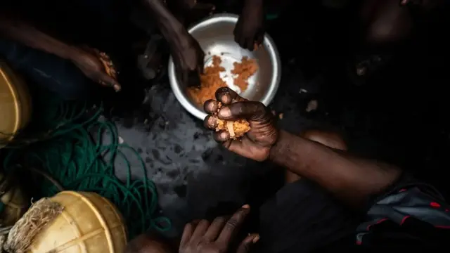 Les poissons pêchés au large des côtes gambiennes sont généralement transformés en farine de poisson, utilisée pour nourrir les poissons d'élevage à des milliers de kilomètres de là .
