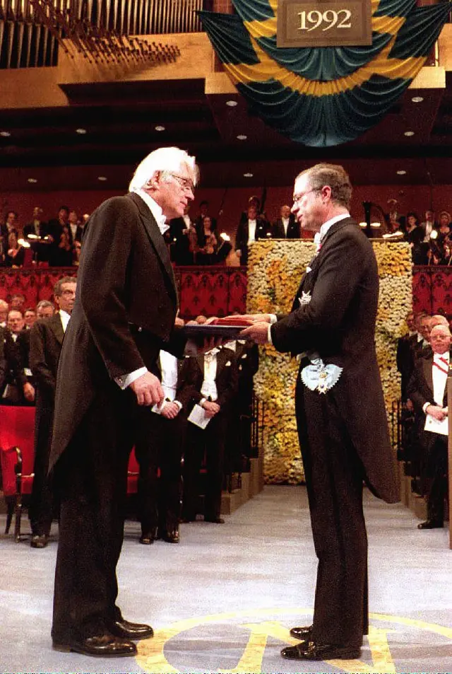 Жорж Шарпак отримує Нобелівську премію