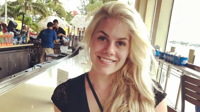 Trejsi Oto pre napada, duge plave kose nasmejana gleda u kameru