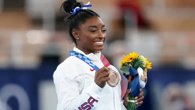 Simone Biles con su medalla de bronce en Tokyo 2020