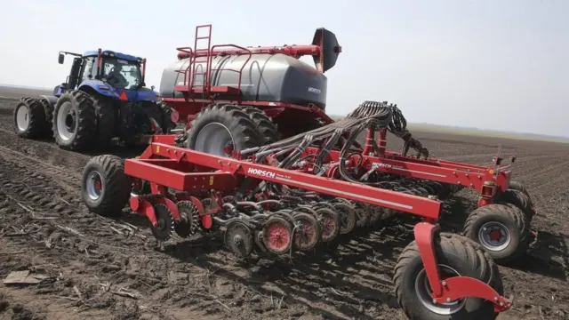 Трактор в поле