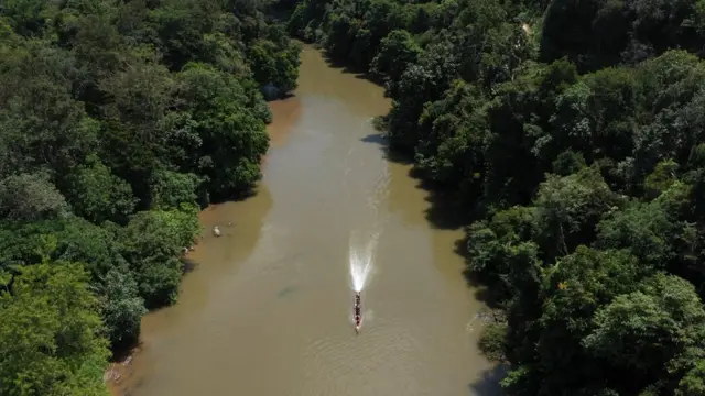 Kapal Mawi menelusuri sungai di kawasan penyanggah TNKS.