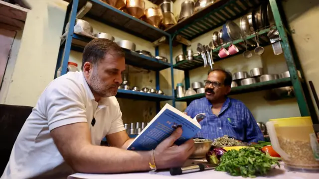 राहुल गांधी आणि शाहू पाटोळे