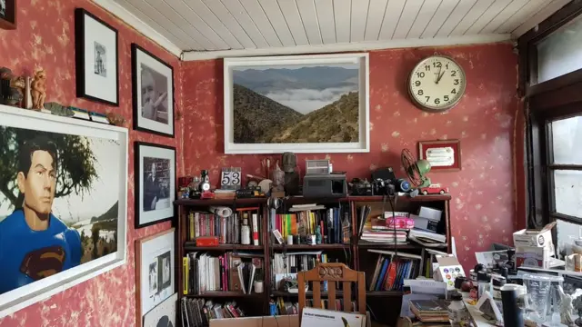 Imagen de un taller de artesanía repleto de objetos.