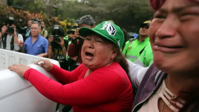 Seguidores de Alberto Fujimori llorando por la anulación del indulto.