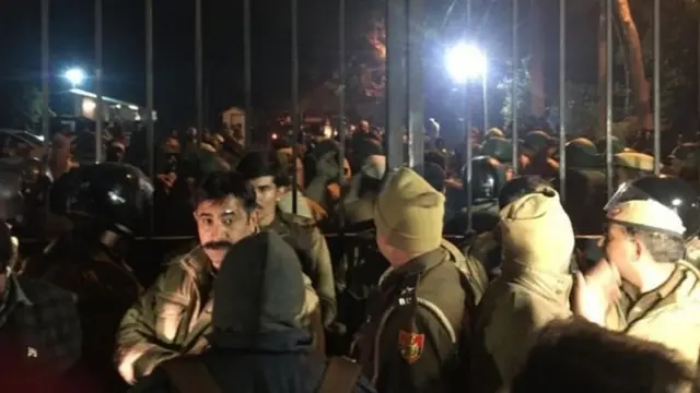 ஜே.என்.யு. பல்கலை வளாகம் முன்பு கூடி முழக்கங்களை எழுப்பும் மாணவர்கள்