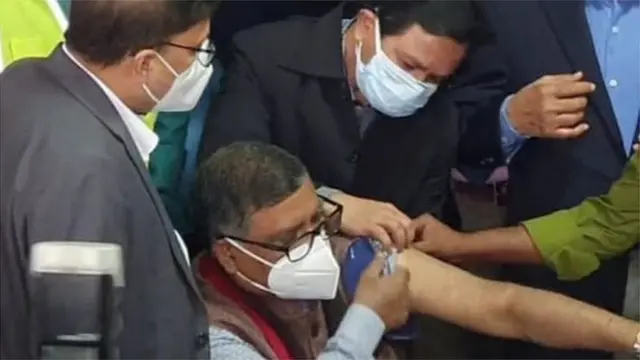 স্বাস্থ্যমন্ত্রীর টিকা গ্রহণের মধ্য দিয়ে শুরু হয় টিকাদান কর্মসূচি