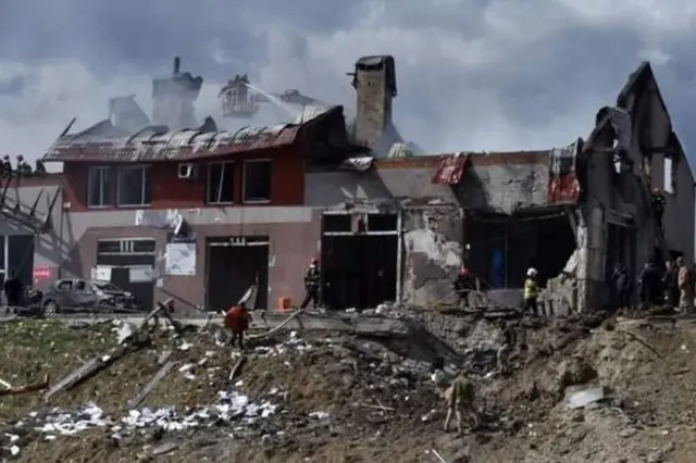 Bombeiros trabalham no localgrupo esporte da sorte telegramataques com mísseisgrupo esporte da sorte telegramedifícios na cidade ucranianagrupo esporte da sorte telegramLviv