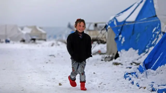 طفلة قرب خيمتها في قرية تل أبيض على الحدود السورية-التركية