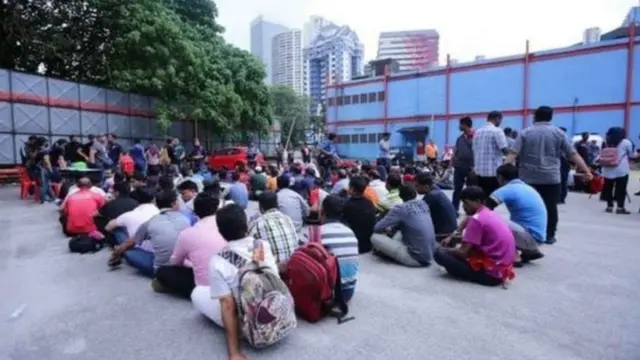 কুয়ালালামপুরে আটক করা একদল অবৈধ বাংলাদেশী শ্রমিক। জুলাই, ২০১৮।