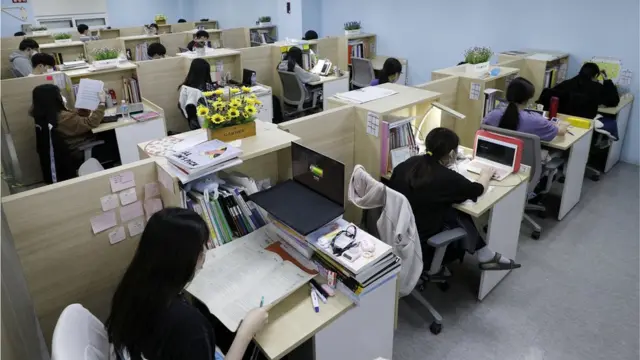 사회적 거리두기 1단계 완화로 대형학원 운영이 재개된 12일 서울 양천구 목동종로학원에서 수능을 앞둔 수험생들이 자습을 하고 있다