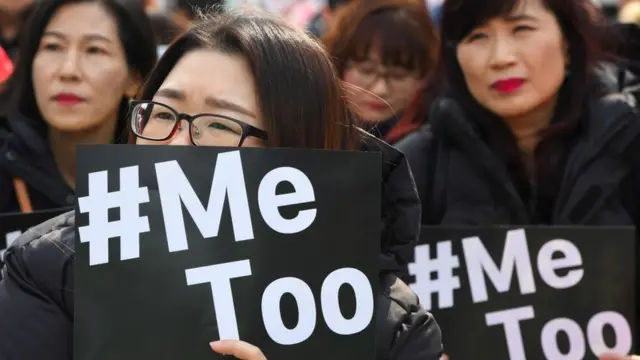 نساء يحملن شعار حملة "أنا أيضا"