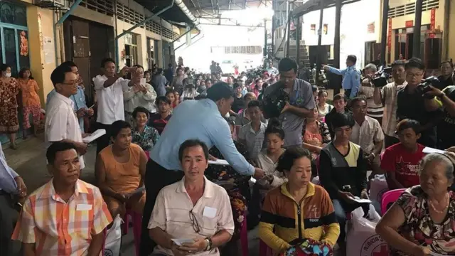 Người dân nhận tiền cứu trợ hôm 10/7