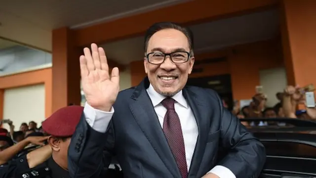 อันวาร์โบกมือทักทายผู้สนับสนุนเขาที่หน้าโรงพยาบาลเชราซ