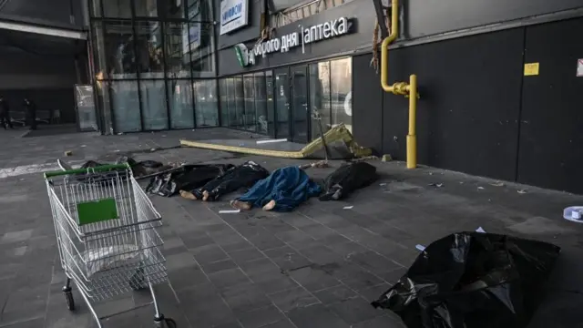 Тела погибших у торгового центра