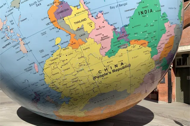 伦敦政经学院的部分大陆留学生对此感到不满，在作品揭幕后，写信给校方抗议