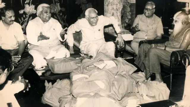 મુખ્ય મંત્રી કેશુભાઈ પટેલ અને પ્રવીણ તોગડિયા રામમંદિર નિર્માણ માટેના પોસ્ટકાર્ડ ભરેલા થેલાઓ સાથે