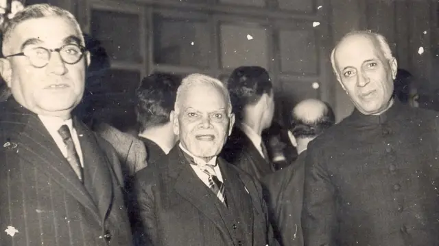 જવાહરલાલ નહેરુ સાથે સરદારસિંહ રાણા