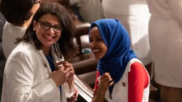 Rashida Tlaib (à esquerda), ao ladocasa de apostas big winIlhan Omar