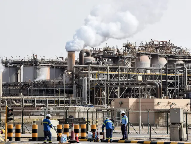 Arab Saudi mengandalkan tenaga kerja asing untuk mengisi berbagai sektor di negara itu.