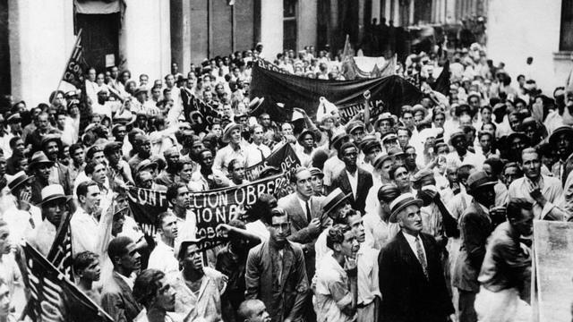 Marcha de cubanos en La Habana contra el imperialismo estadounidense en 1933.