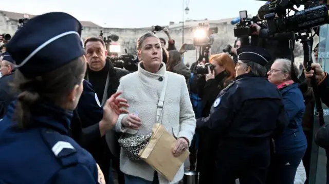 Caroline Darian mahkemeye giderken etrafında güvenlik, basın ve kameralar