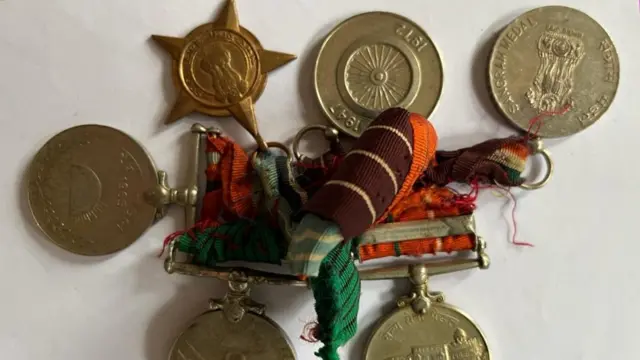 कधीकाळी या जवानांना शौर्यासाठी पदकं मिळाली होती.