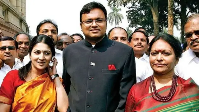 नलिनी चिदंबरम (दाएं), कार्ति चिदंबरम (बीच में)