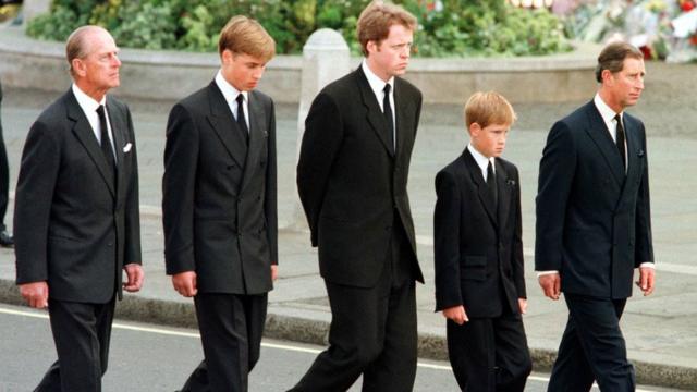 Duque de Edimburgo, príncipe William, conde Spencer, príncipe Harry e príncipe Charles no funeral de Diana