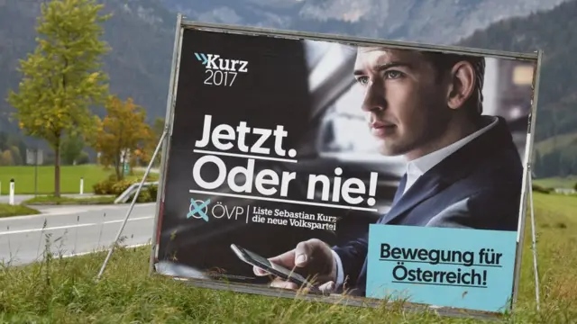 Valla publicitaria con propaganda de Kurz.