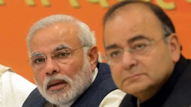 નાણાંપ્રધાન તથા વડાપ્રધાન મોદીની તસવીર