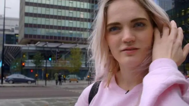 Jade, una actriz porno conocida como Carly Rae.