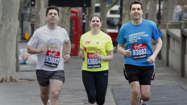 جو سوینسن با نمایندگان پارلمان استیون کرب (چپ) و ادوارد تیمپسن (راست) در حال تمرین برای ماراتن ۲۰۱۱ لندن