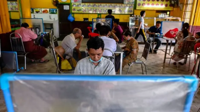 လ္ဘက်ရည်ဆိုင်တွေမှာစားသောက်ပြီးရင် နှာခေါင်းစည်းပြန်တပ်ပြီးလက်ပြန်ဆေးဖို့ သတိပေးစာတွေကပ်ထားပေးပါတယ်။