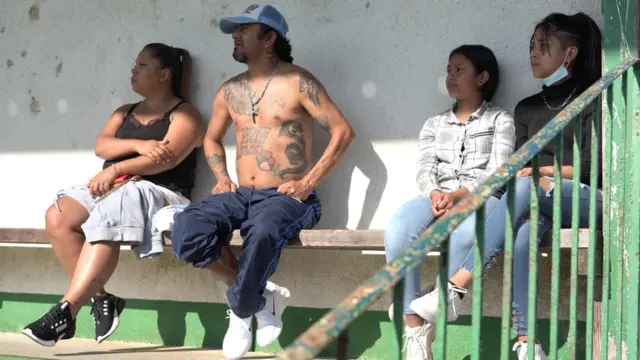 Roberto y su familia en un estadio