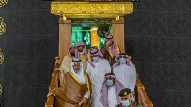 Ka dib markii dhaqidda ay dhammaatay, waxaa al-baabka xiray Odeyga haya furaha