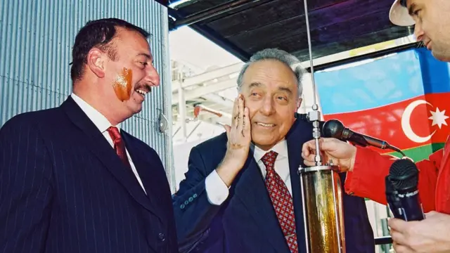 Sabiq prezident Heydər Əliyev və oğlu İlham Əliyev