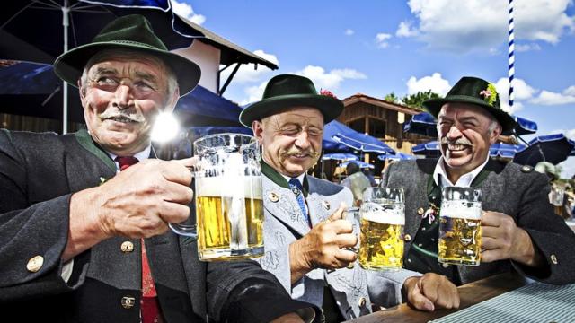 Баварцы в национальных костюмах пьют пиво