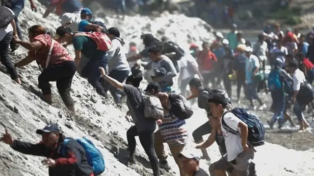 Wahamiaji wakivuka mto Suchiate kwenye mpaka baina ya Guatemal na Mexico Jumatatu