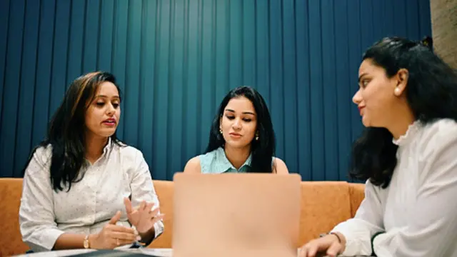 Aujourd'hui, l'âge moyen est de plus de 28 ans et plus de 10 % des Indiens ont plus de 60 ans.