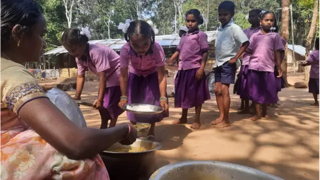 కొండబడిలో మధ్యాహ్న భోజనం