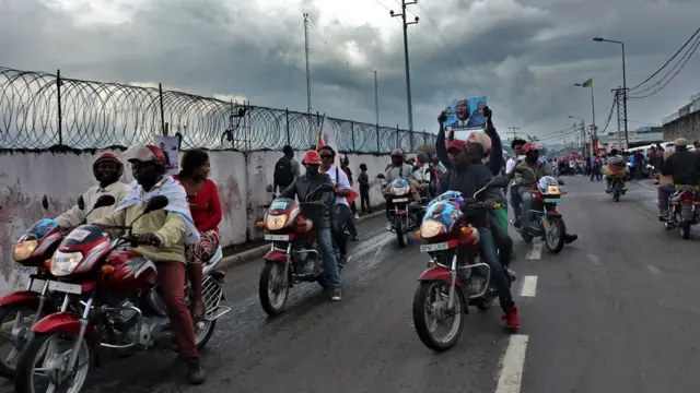 Un groupe des motards en caravane motorisée dans la ville de Goma.
