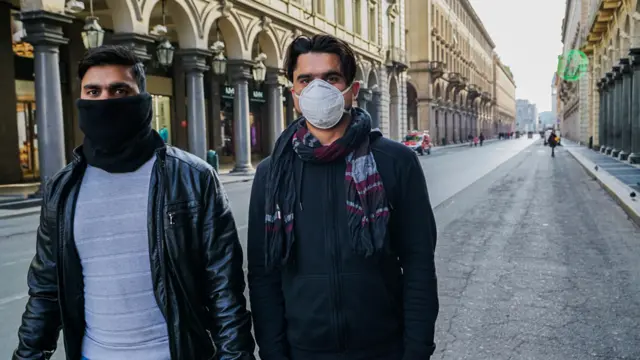 Прохожие на улицах Турина