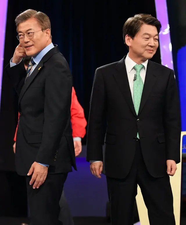 文在寅和国民之党（People's Party）前党魁安哲秀（Ahn Cheol-soo）