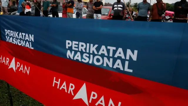 Spanduk-spanduk dari koalisi-koalisi dalam pemilu Malaysia