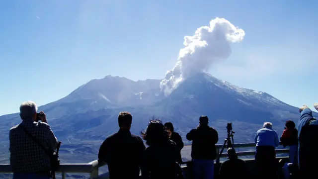 O público assiste à erupção do Monte Santa Helenaroleta francesa2004