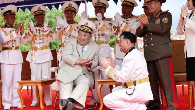 김정은 북한 국무위원장이 지난 6일 열린 잠수함 진수식에 참석한 모습