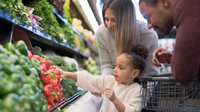 Família faz compras no supermercado